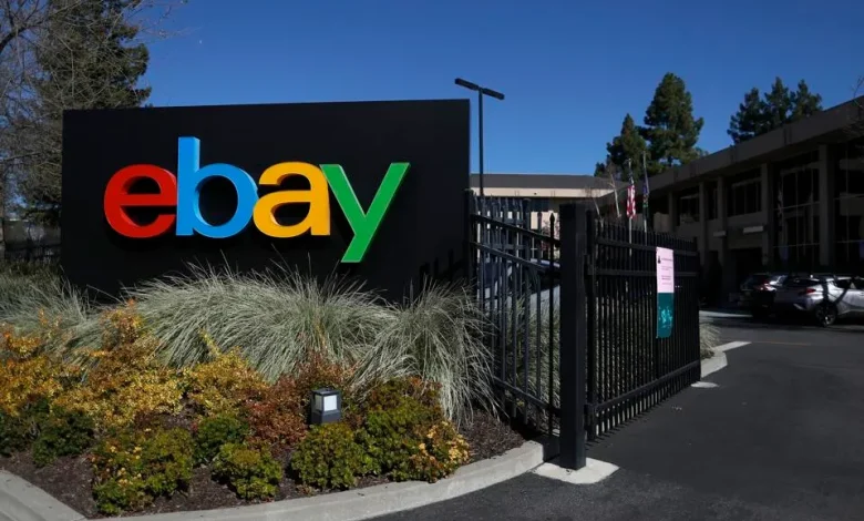 سان خوسيه، كاليفورنيا - 26 فبراير: يظهر شعار eBay على لافتة أمام مقر eBay ... المزيد في 26 فبراير 2025 في سان خوسيه، كاليفورنيا. ستعلن شركة eBay للتجارة الإلكترونية عن أرباح الربع الرابع اليوم بعد انتهاء التداول. (تصوير جاستن سوليفان/Getty Images)